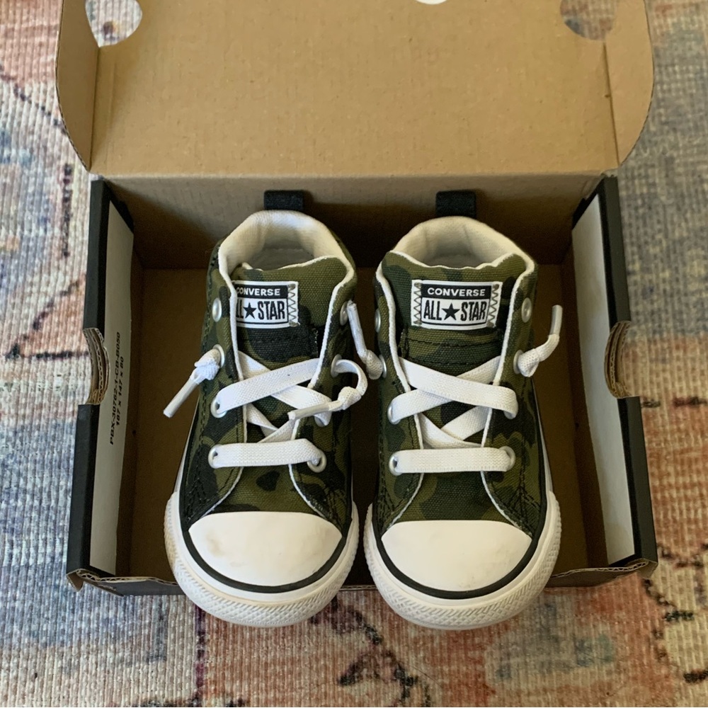 Convers toddler sneaker green camo sz 6 EUC